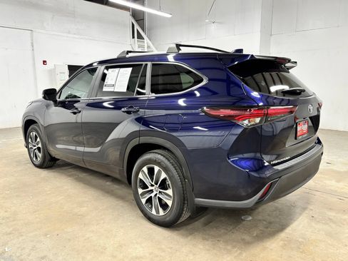 Used 2024 Toyota Highlander XLE FWD image 5