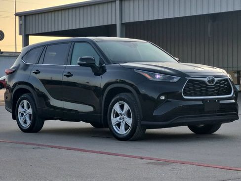 Used 2024 Toyota Highlander LE AWD/4WD image 8