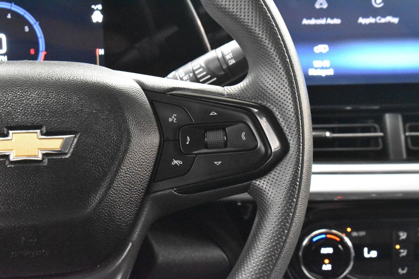 Used 2025 Chevrolet Trax LT FWD image 8