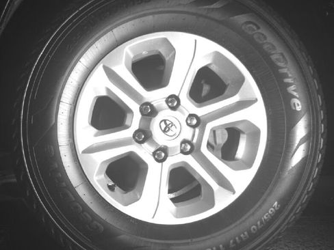 Used 2022 Toyota 4Runner SR5 AWD/4WD image 9