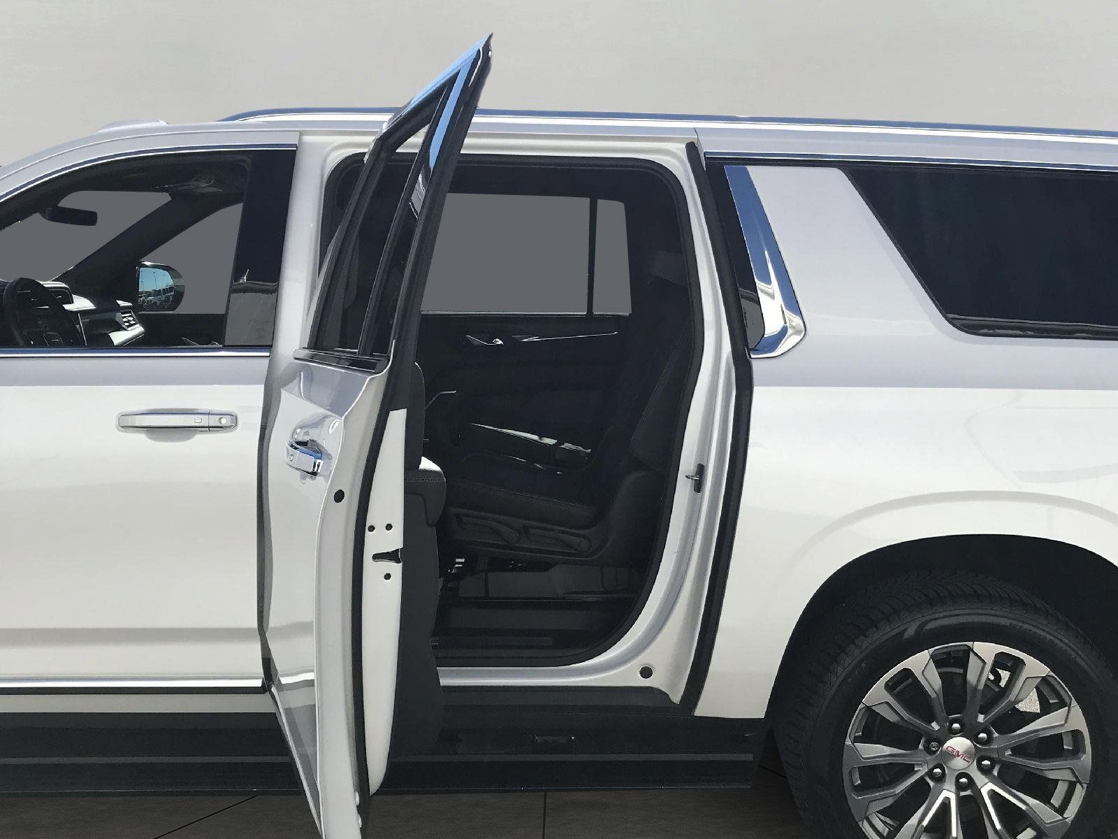 Used 2021 GMC Yukon XL Denali w/ Denali Premium Package AWD/4WD image 29