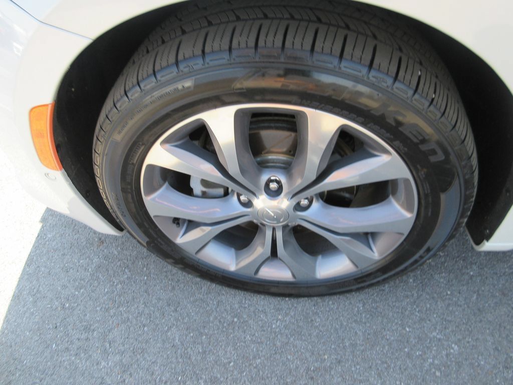 Used 2019 Chrysler Pacifica Limited w/ Tire & Wheel Group FWD image 15