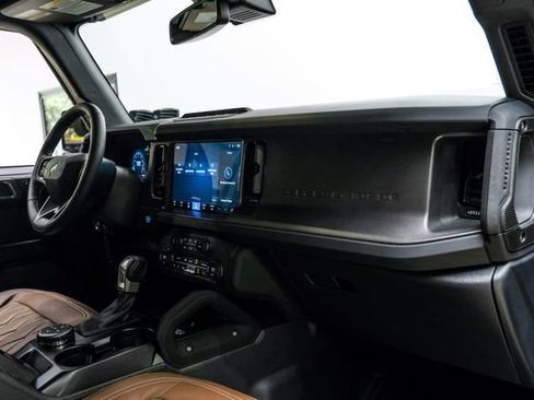 Used 2025 Ford Bronco Badlands image 52