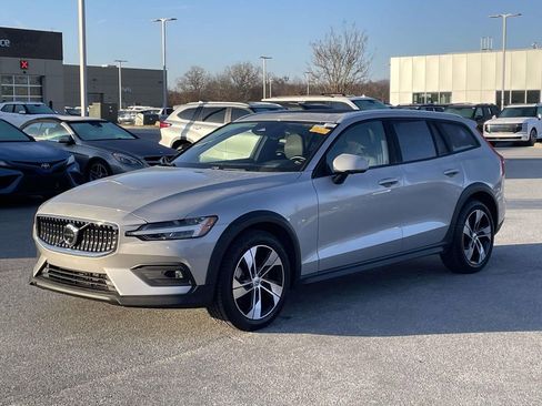 Used 2025 Volvo V60 B5 Cross Country Plus image 24