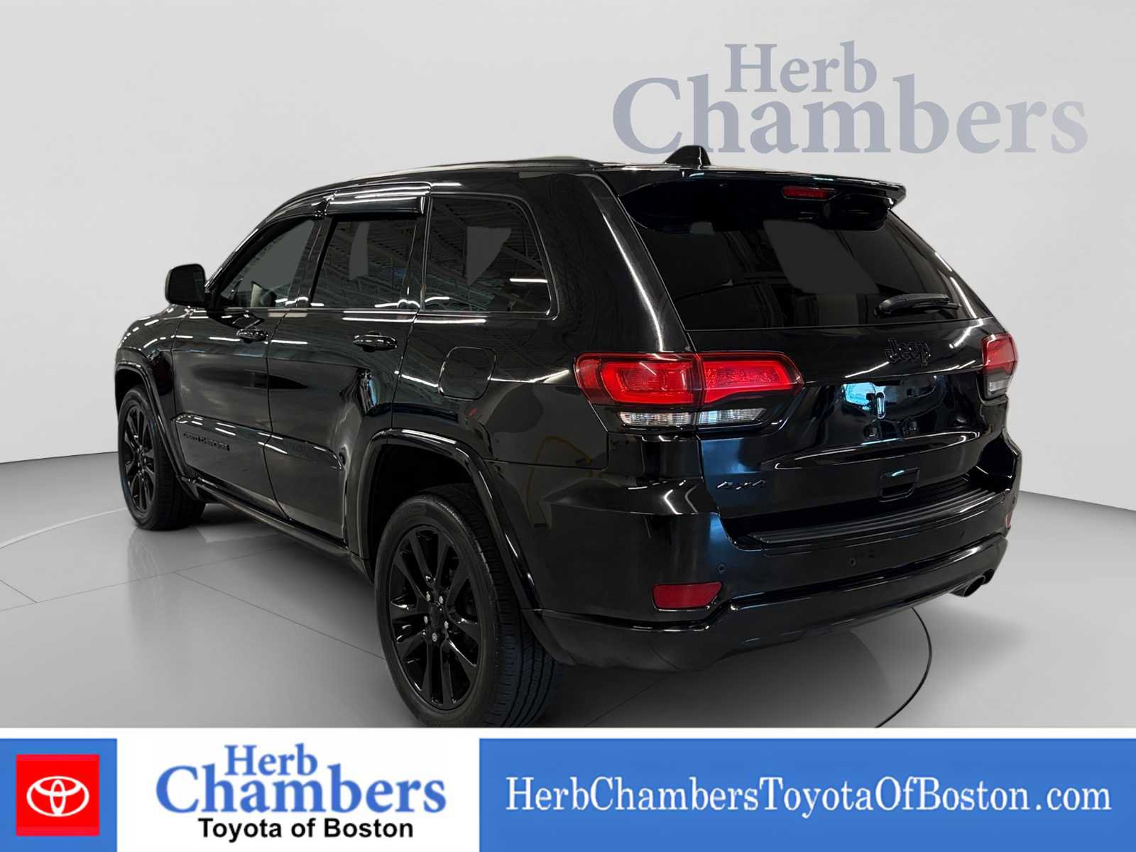 Used 2017 Jeep Grand Cherokee Altitude AWD/4WD image 3