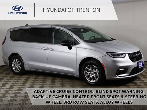 Used 2024 Chrysler Pacifica Touring-L image 1