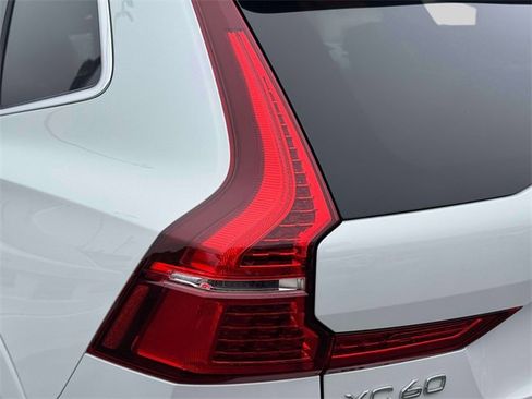 Used 2022 Volvo XC60 B5 Inscription w/ Advanced Package image 10