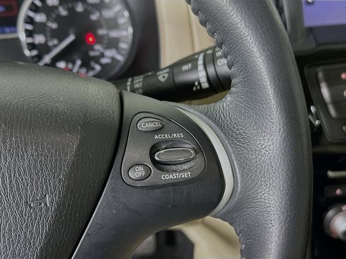 Used 2018 Nissan Pathfinder SV image 17