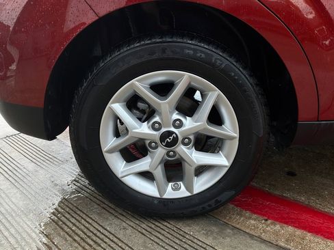 Used 2025 Kia Soul LX w/ LX Technology Package FWD image 9