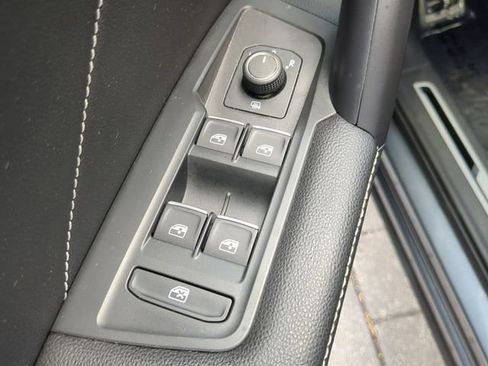 Certified 2023 Volkswagen Tiguan SE R-Line image 17