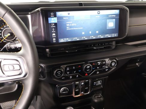 Used 2024 Jeep Wrangler Sahara image 5