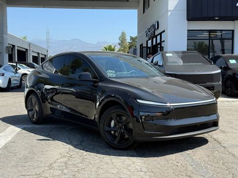 Used 2026 Tesla Model Y 2WD image 1