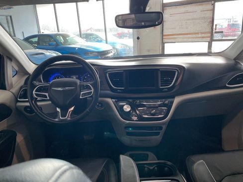 Used 2018 Chrysler Pacifica Touring-L image 23