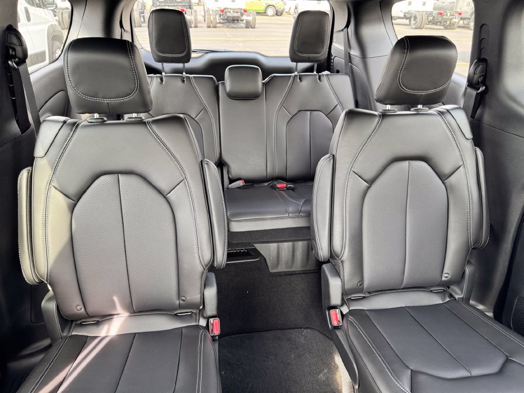 New 2026 Chrysler Pacifica Select FWD image 12