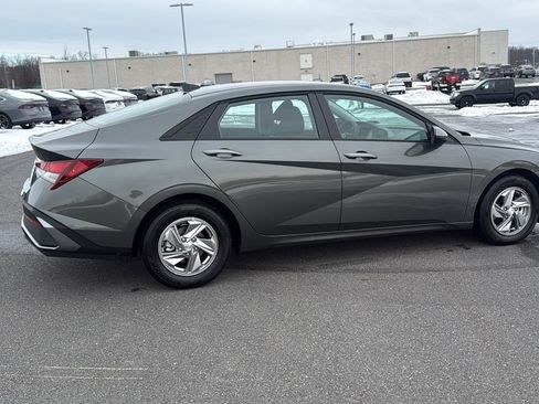 Used 2025 Hyundai Elantra SE image 5