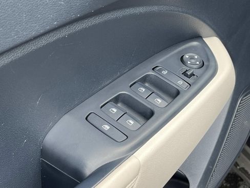Used 2023 Hyundai Venue Limited FWD image 27