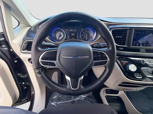Used 2020 Chrysler Voyager L FWD image 11