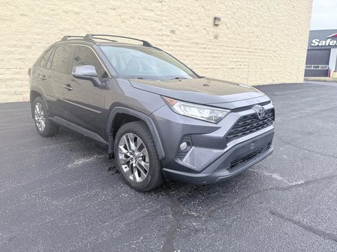Used 2019 Toyota RAV4 XLE Premium w/ Carpet Mat Package image 7