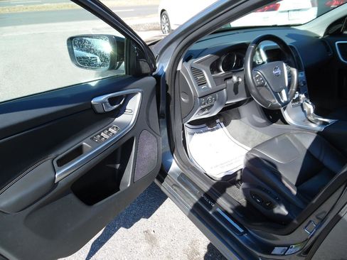 Used 2017 Volvo XC60 T5 Dynamic w/ Preferred Option Package image 9