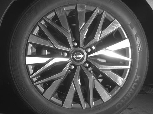 Used 2025 Nissan Altima 2.5 SV FWD image 12