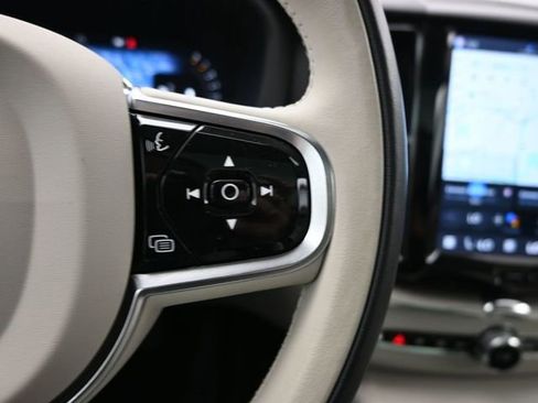 Used 2023 Volvo XC60 B5 Plus image 24