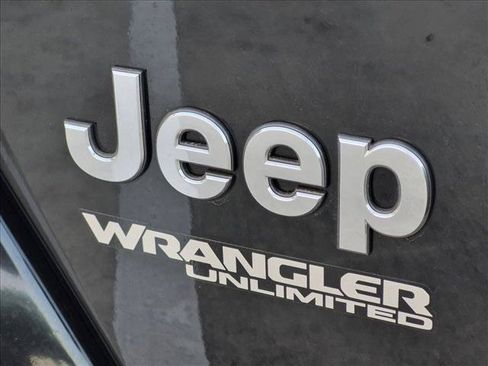 Used 2018 Jeep Wrangler Unlimited Sahara AWD/4WD image 11