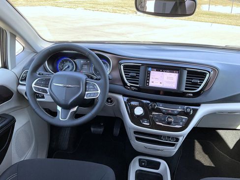 Used 2023 Chrysler Voyager LX FWD image 14