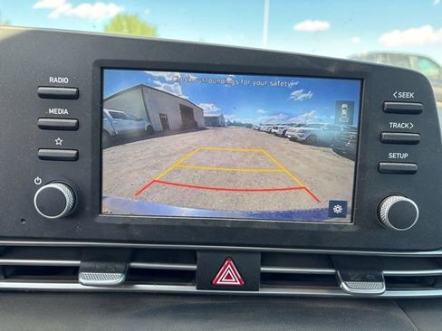 Used 2021 Hyundai Elantra SE FWD image 2
