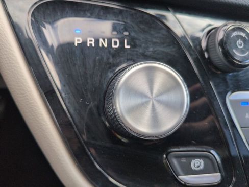 Used 2024 Chrysler Pacifica Touring-L image 12