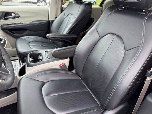 Used 2024 Chrysler Pacifica Touring-L FWD image 10