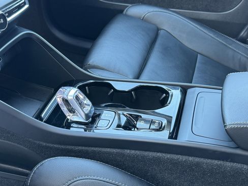 Used 2024 Volvo XC40 B5 Plus image 24