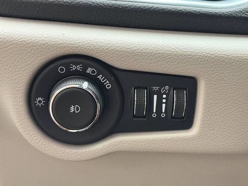 Used 2023 Chrysler Pacifica Limited image 23