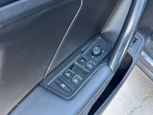 Used 2024 Volkswagen Tiguan SE w/ Panoramic Sunroof Package FWD image 11
