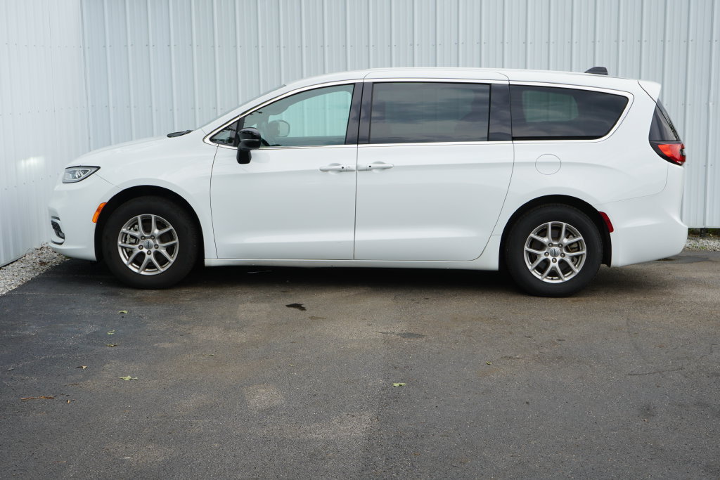 Used 2025 Chrysler Pacifica Select FWD image 3