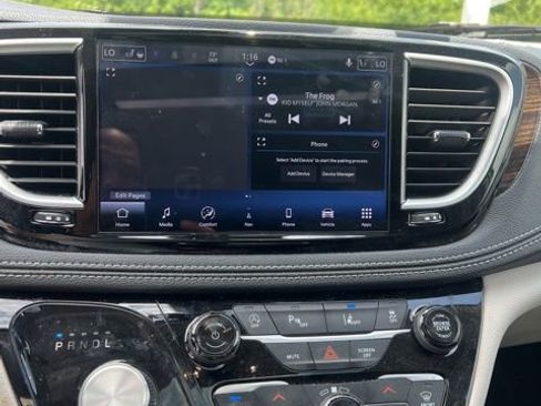 Used 2023 Chrysler Pacifica Limited FWD image 16