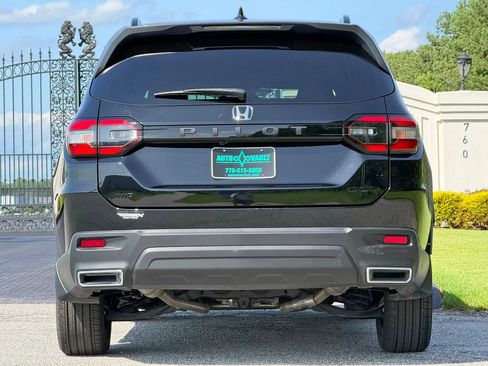 Used 2025 Honda Pilot Sport image 10