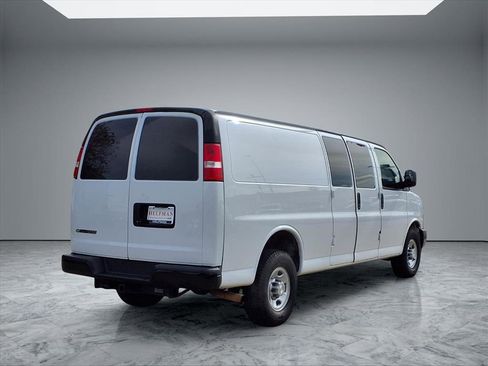 Used 2020 Chevrolet Express 3500 Extended w/ Driver Convenience Package image 7