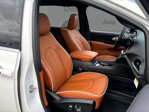 New 2026 Chrysler Pacifica Pinnacle w/ Trailer Tow Group image 14