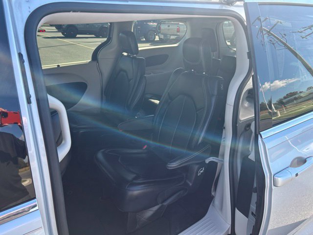 Used 2024 Chrysler Pacifica Touring-L FWD image 10