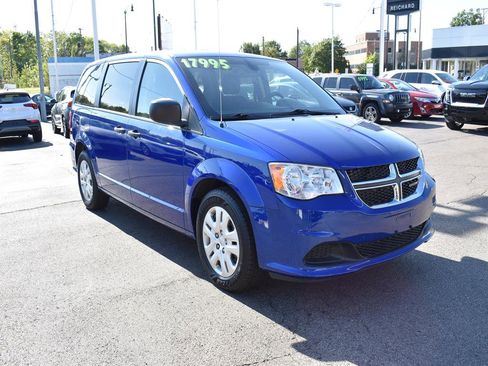 Used 2020 Dodge Grand Caravan SE w/ UConnect Hands-Free Group image 3