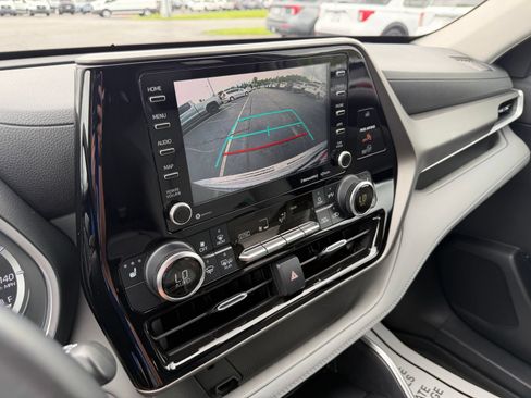 Used 2021 Toyota Highlander XLE AWD/4WD image 22