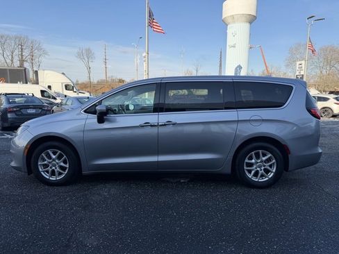 Used 2017 Chrysler Pacifica Touring image 2