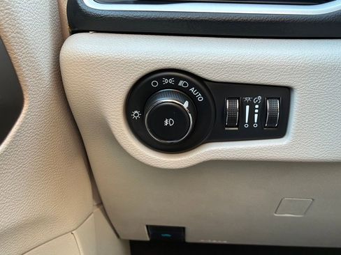 Used 2024 Chrysler Pacifica Touring-L image 17