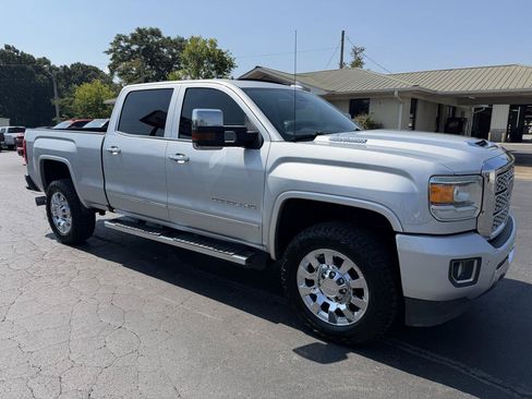 Used 2019 GMC Sierra 2500 Denali w/ Duramax Plus Package AWD/4WD image 3