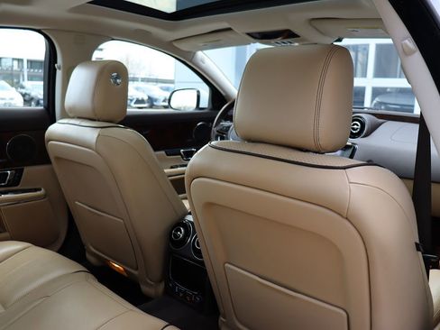 Used 2017 Jaguar XJ R-Sport image 33