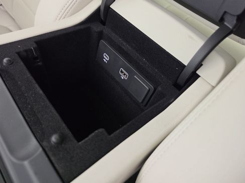 Used 2024 Jaguar XF R-Dynamic SE AWD/4WD image 35
