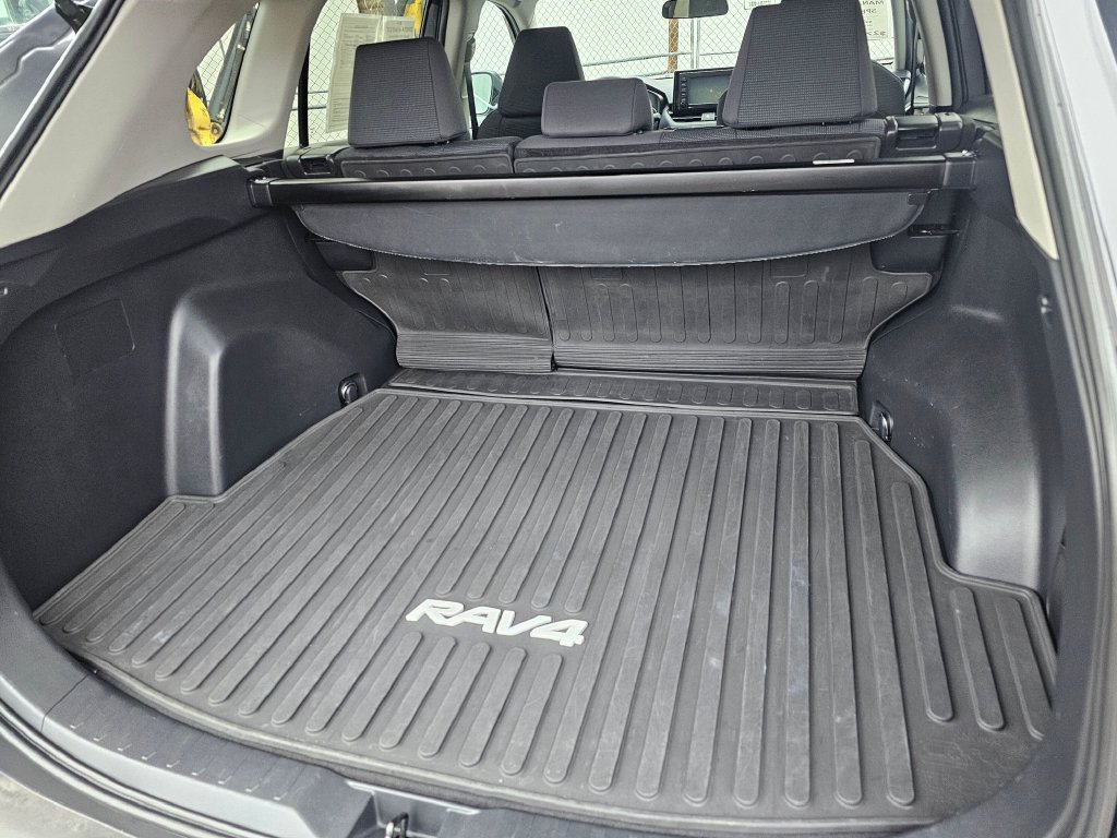 Certified 2021 Toyota RAV4 LE AWD/4WD image 14