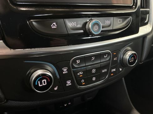 Used 2021 Chevrolet Traverse LT FWD image 14