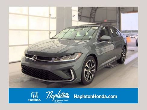 Used 2025 Volkswagen Jetta SE FWD image 1