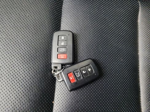 Used 2014 Toyota Highlander Limited AWD/4WD image 32